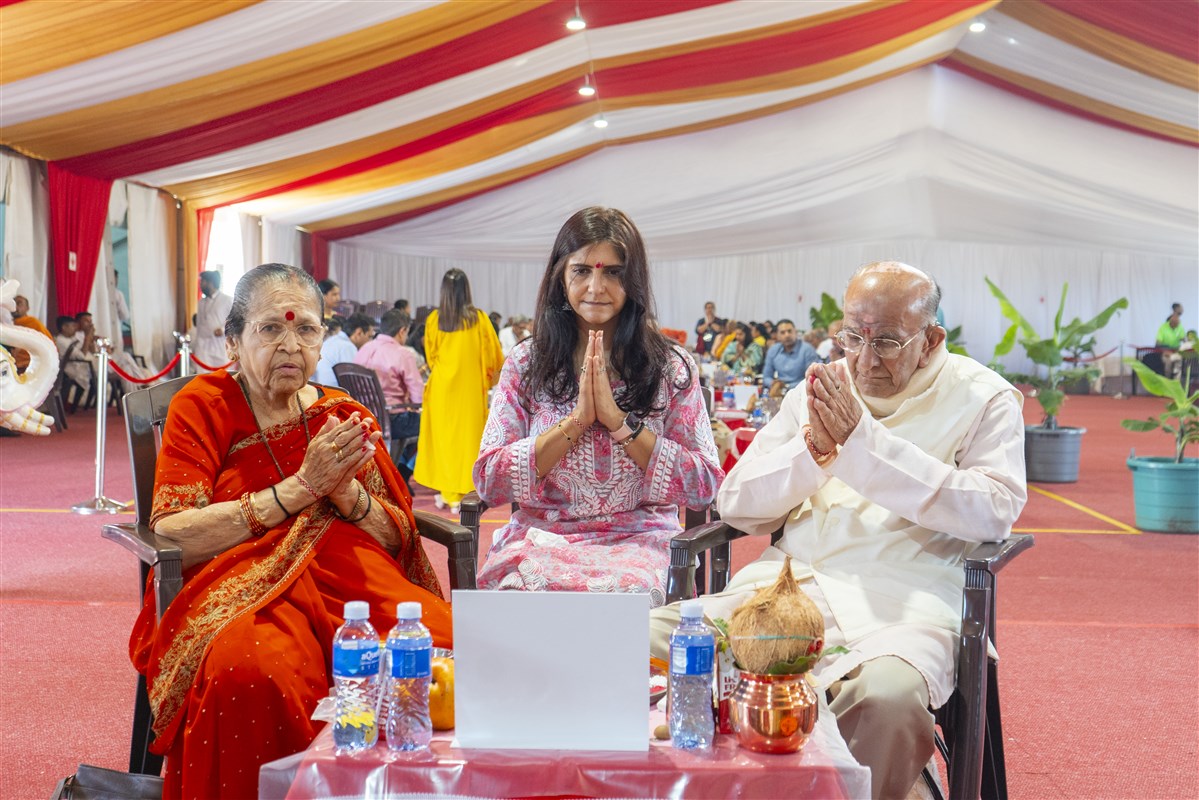 Devotees perform the yagna rituals