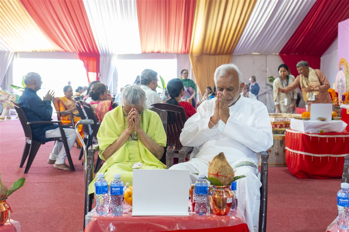 Devotees perform the yagna rituals