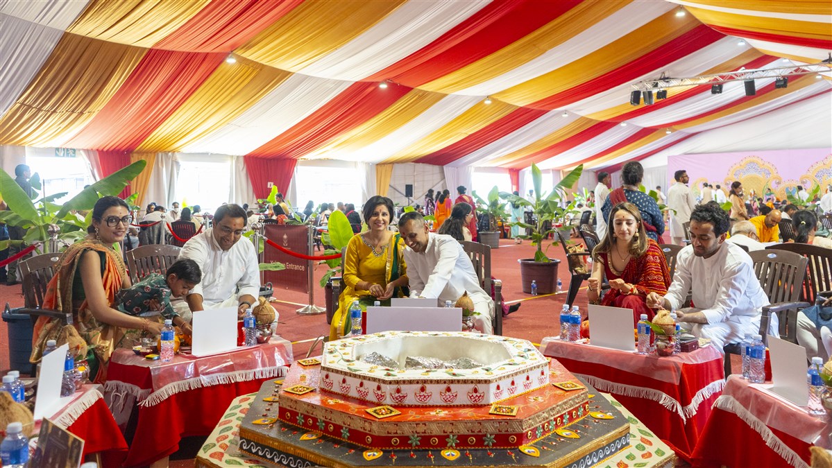 Devotees perform the yagna rituals