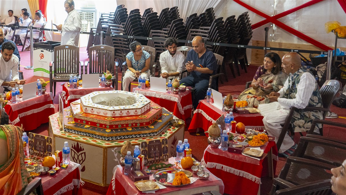 Devotees perform the yagna rituals