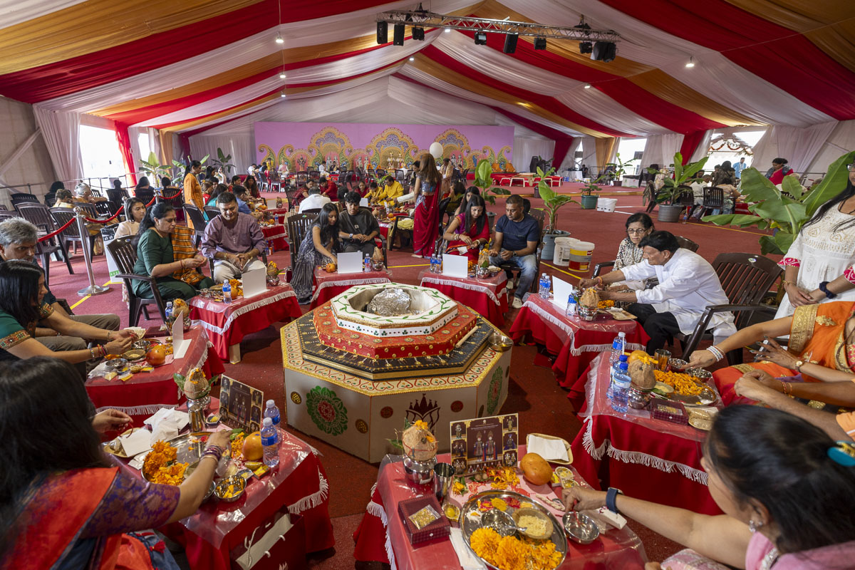 Devotees participate in the Shri Swaminarayan Vishwashanti Mahayaag