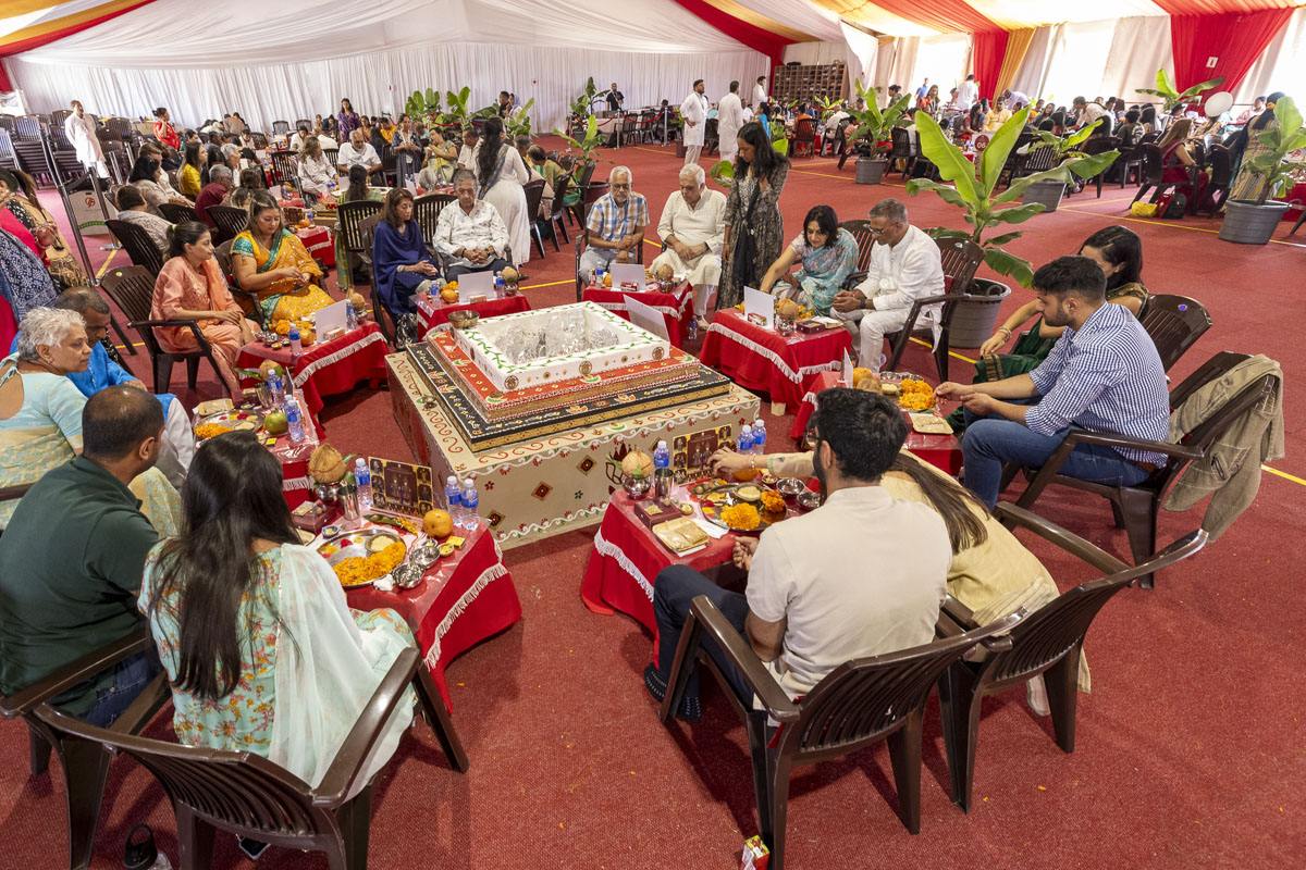 Devotees perform the yagna rituals