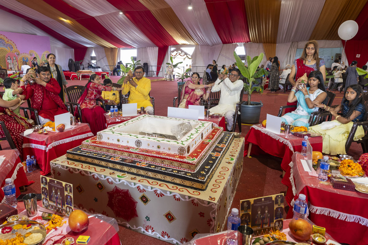 Vishwashanti Mahayaag with Devotees