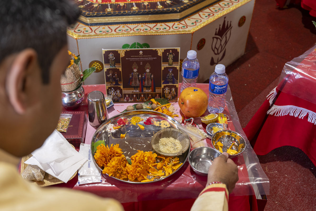 Devotees perform the yagna rituals