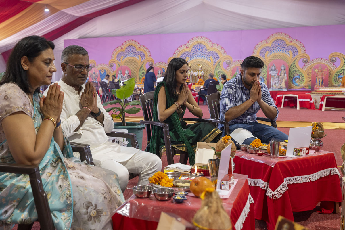 Devotees perform the yagna rituals
