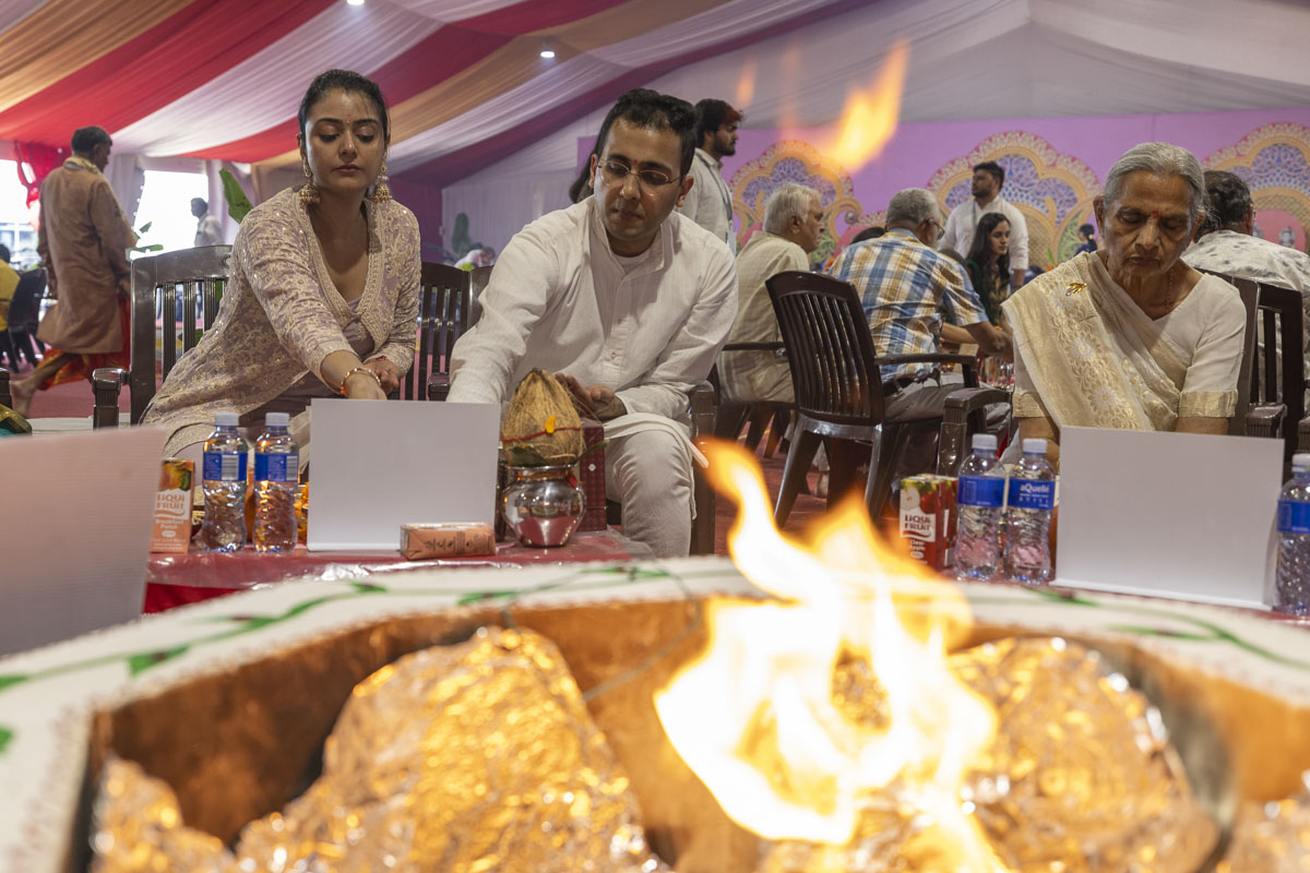 Devotees perform the yagna rituals