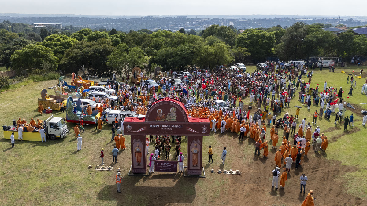 Swamis and devotees await for the Nagar yatra (procession)