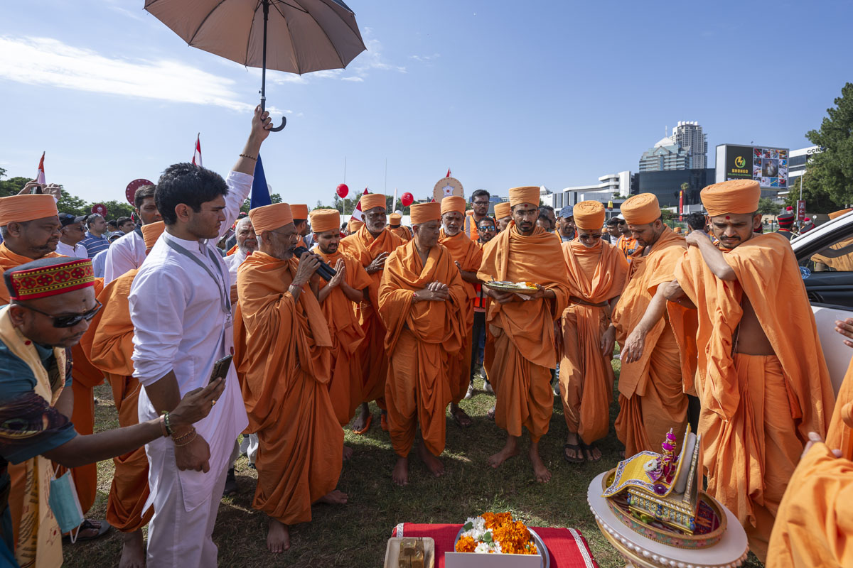 Swamis perform the pujan rituals
