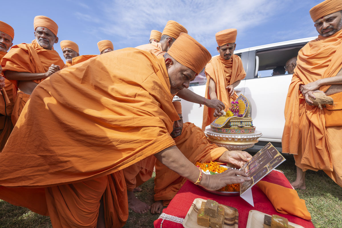 Brahmavihari Swami performs pujan of Thakorji