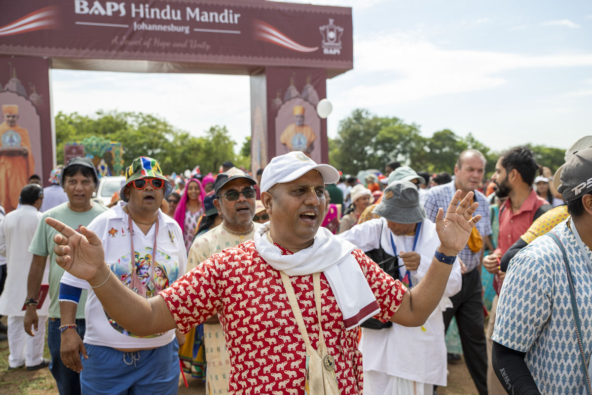 Devotees during the nagar yatra