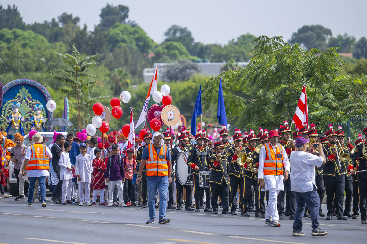 Yogi Marching Band performs in the nagar yatra