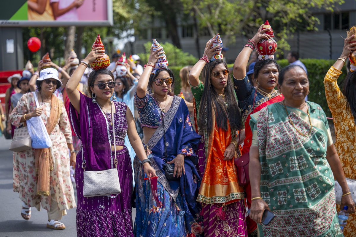 Women devotees carrying kalashes during the nagar yatra