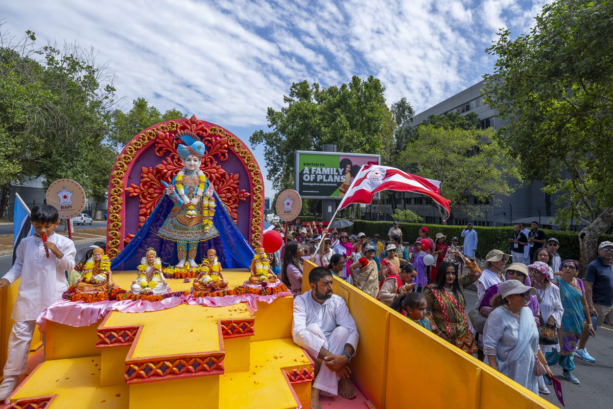 Shri Ghanshyam Maharaj and Shri Guru Parampara on a rath