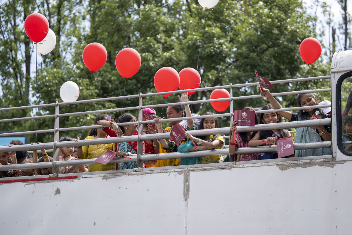 Balikas watch the nagar yatra