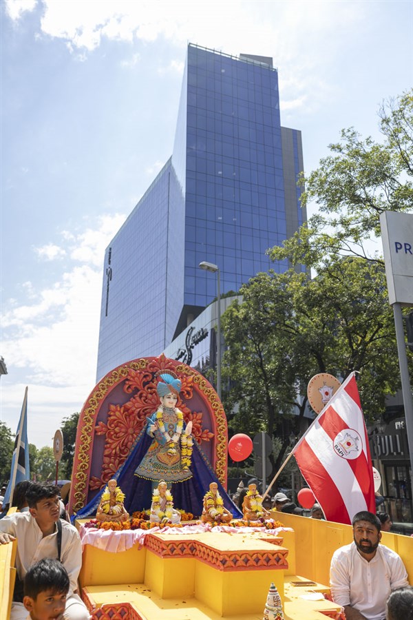 Shri Ghanshyam Maharaj and Shri Guru Parampara on a rath