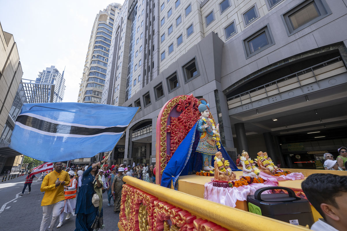 Shri Ghanshyam Maharaj and Shri Guru Parampara on a rath