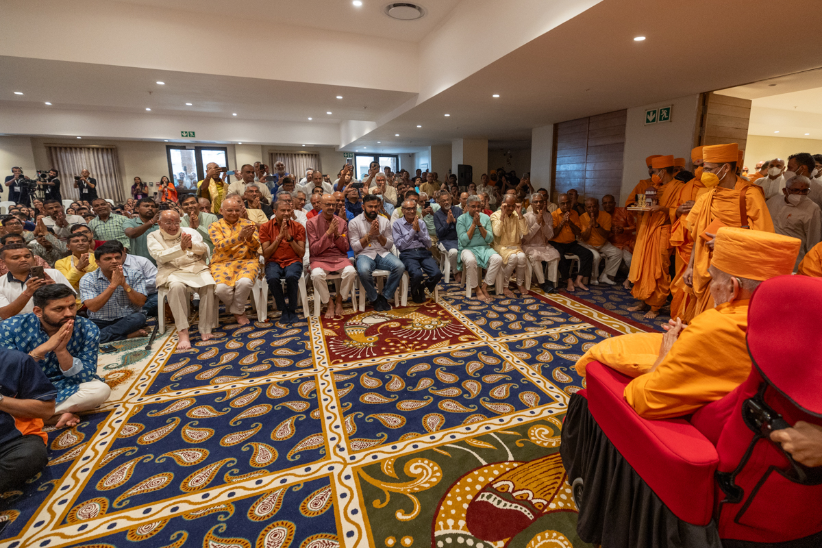Devotees doing darshan of Swamishri