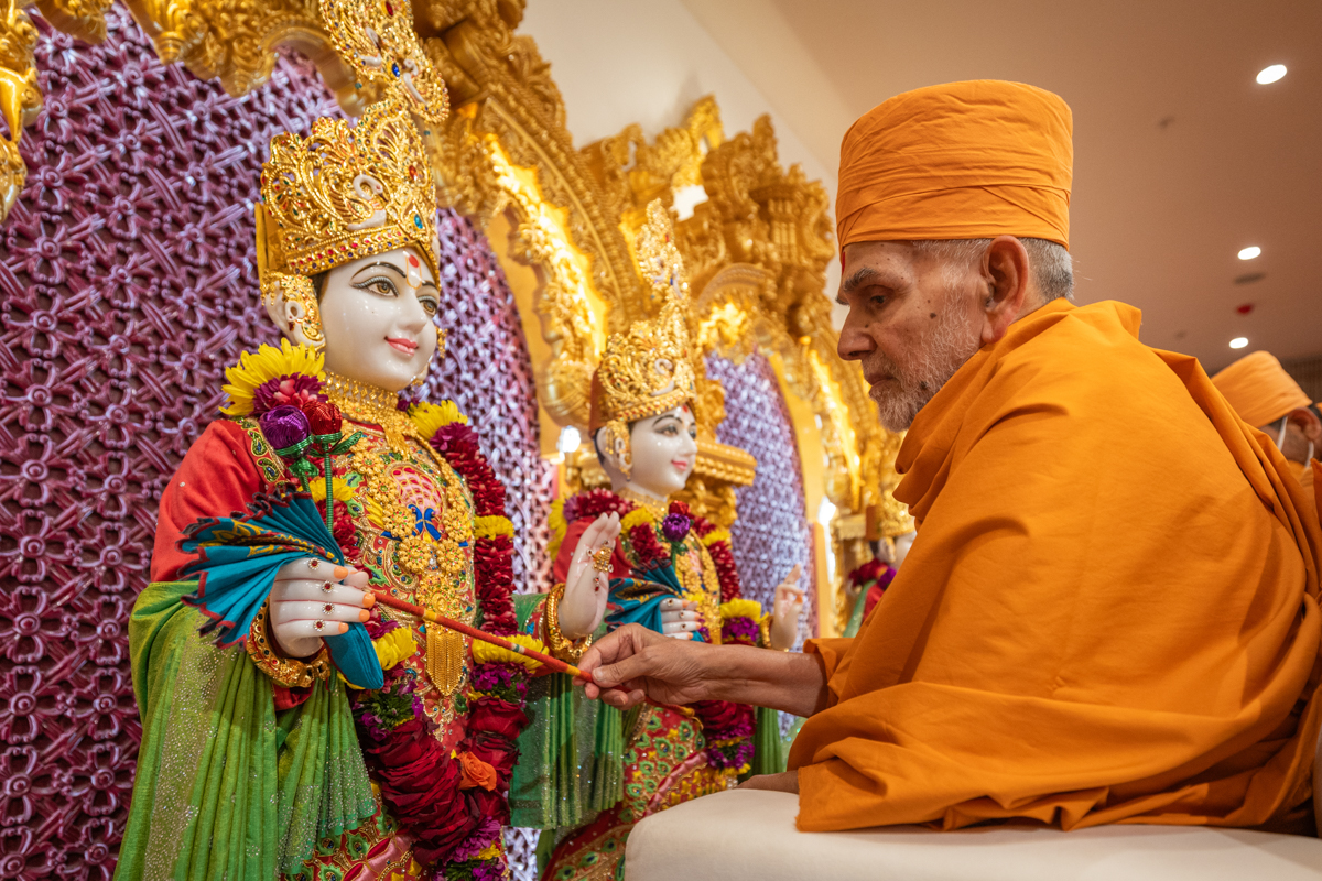 Swamishri performs the murti-pratishtha rituals