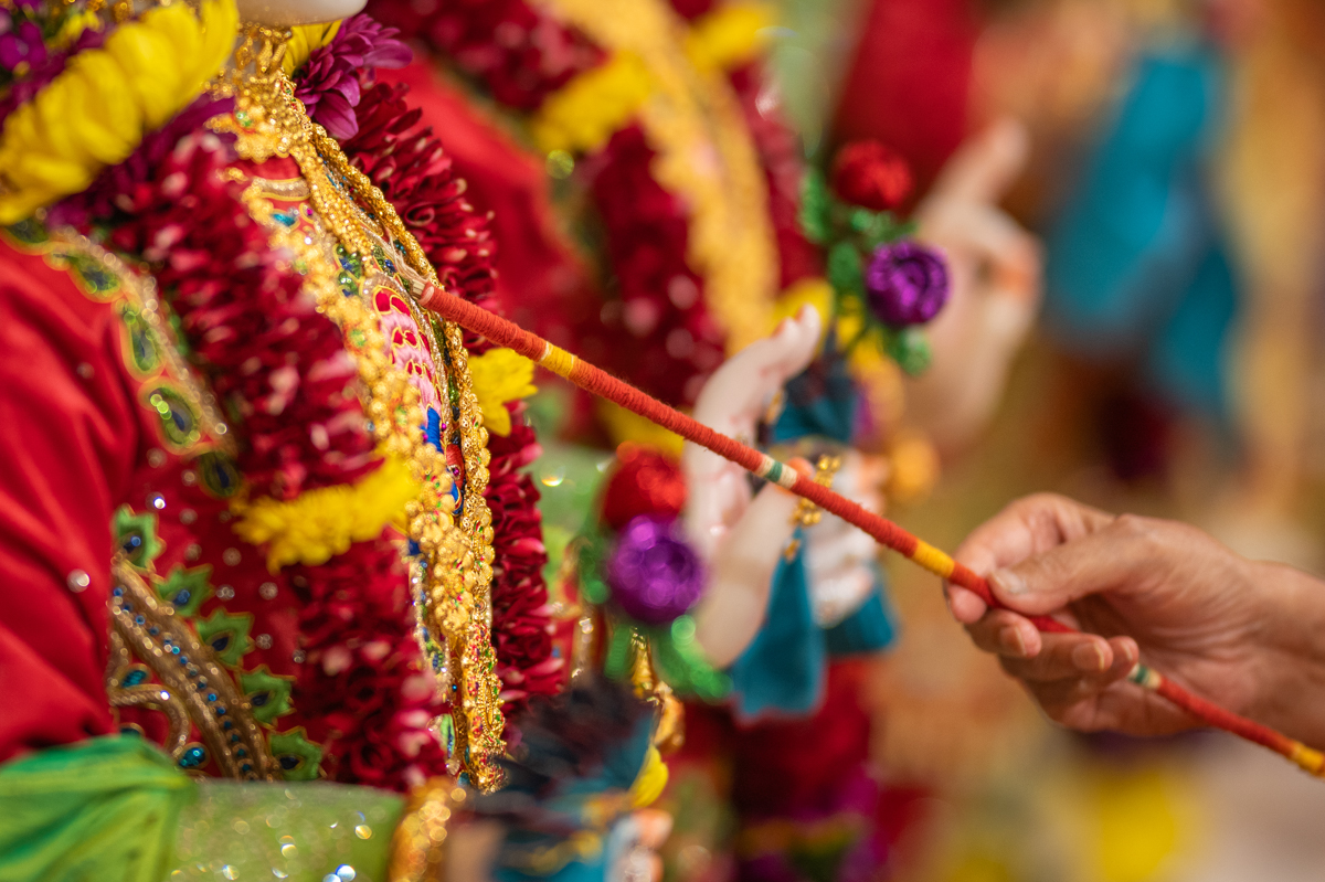 Swamishri performs the murti-pratishtha rituals