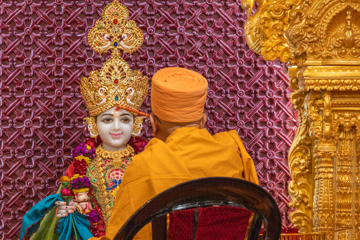 Pujya Tyagvallabh Swami performs the murti-pratishtha rituals