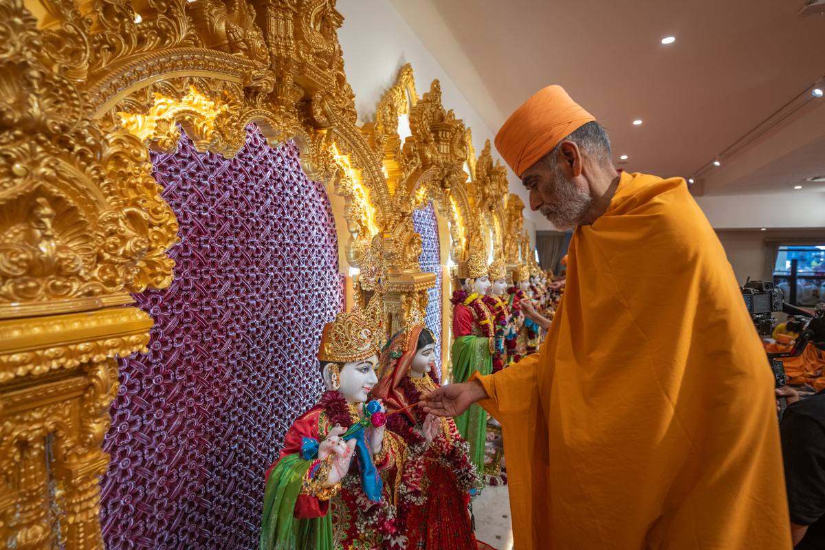 Anandswarup Swami performs the murti-pratishtha rituals