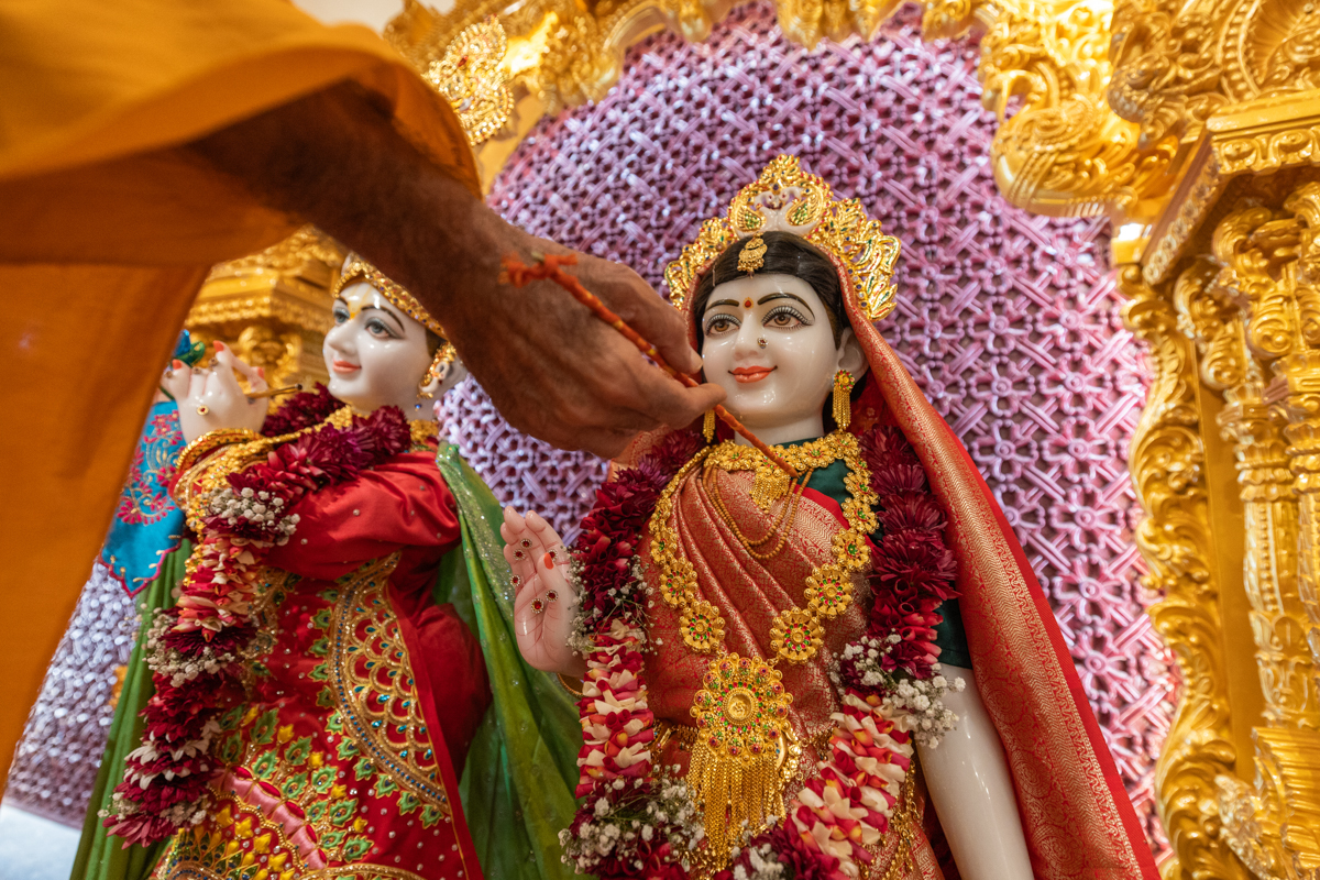 Anandswarup Swami performs the murti-pratishtha rituals