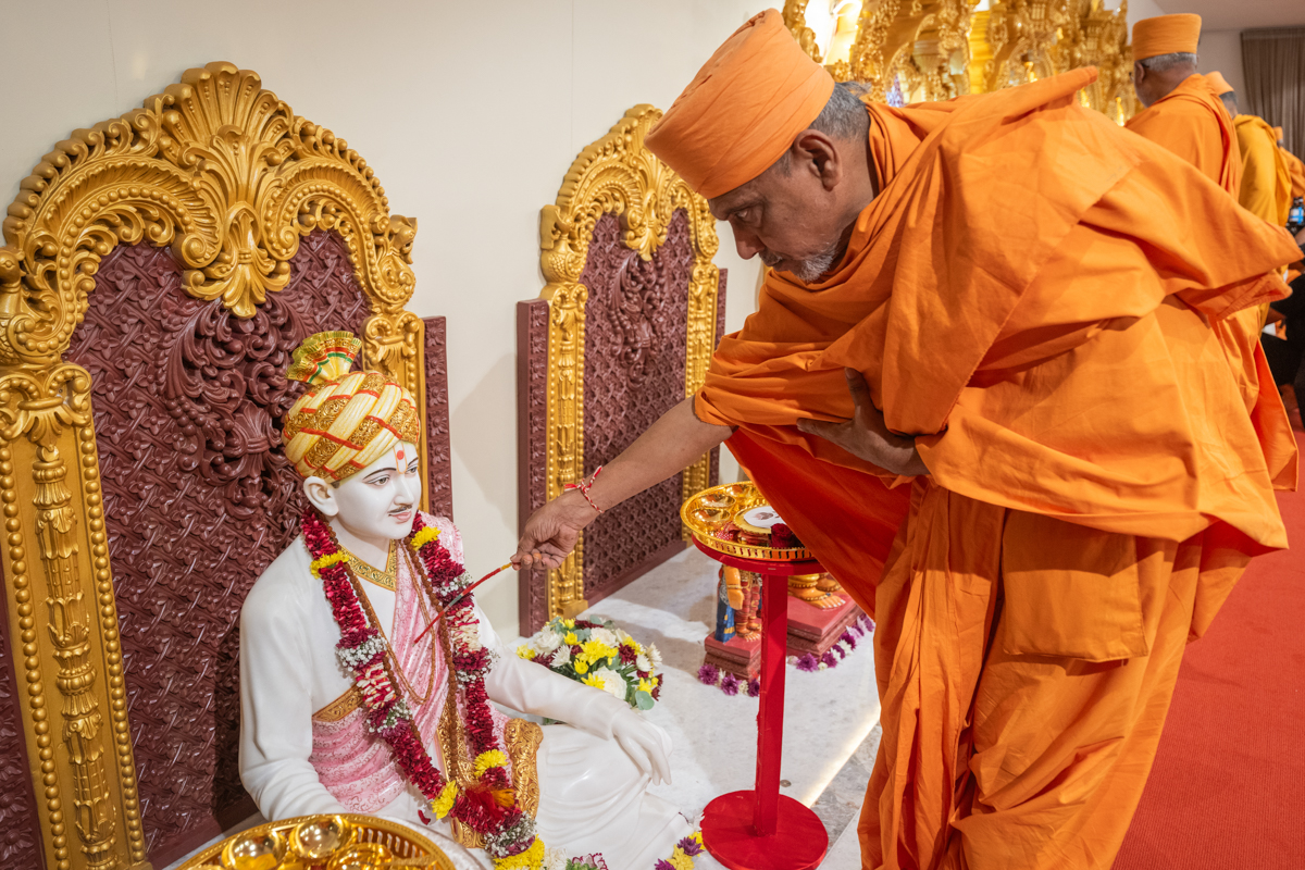 Shrirang Swami performs the murti-pratishtha rituals
