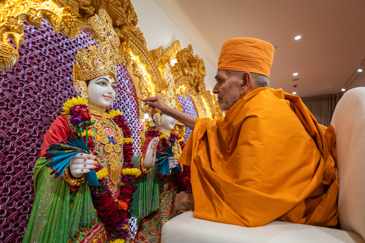 Swamishri performs the murti-pratishtha rituals