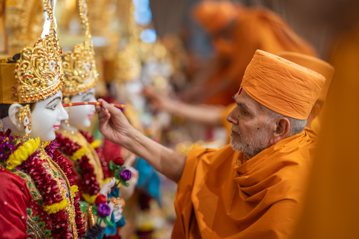 Swamishri performs the murti-pratishtha rituals