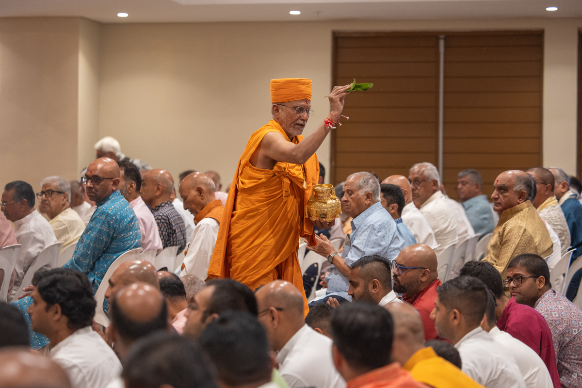 Yagneshwar Swami showers sanctified water on devotees