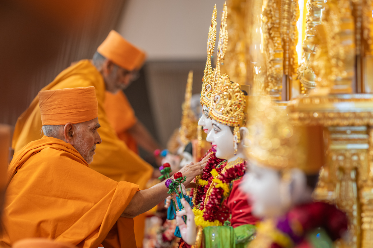 Swamishri performs the murti-pratishtha rituals
