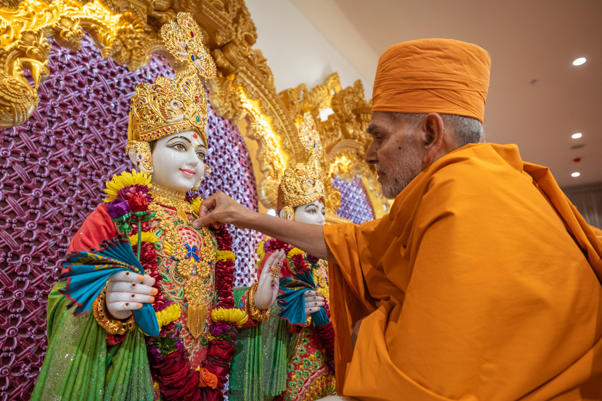 Swamishri performs the murti-pratishtha rituals