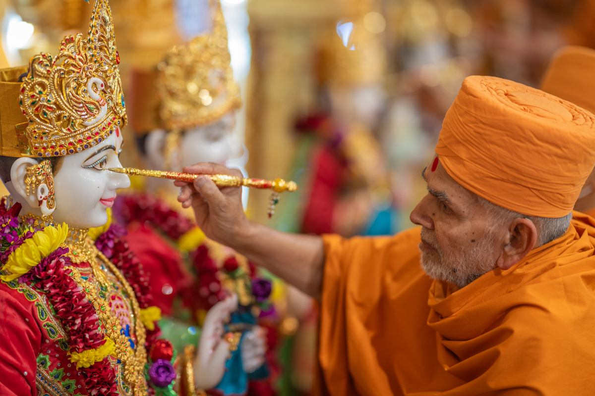 Swamishri performs the murti-pratishtha rituals