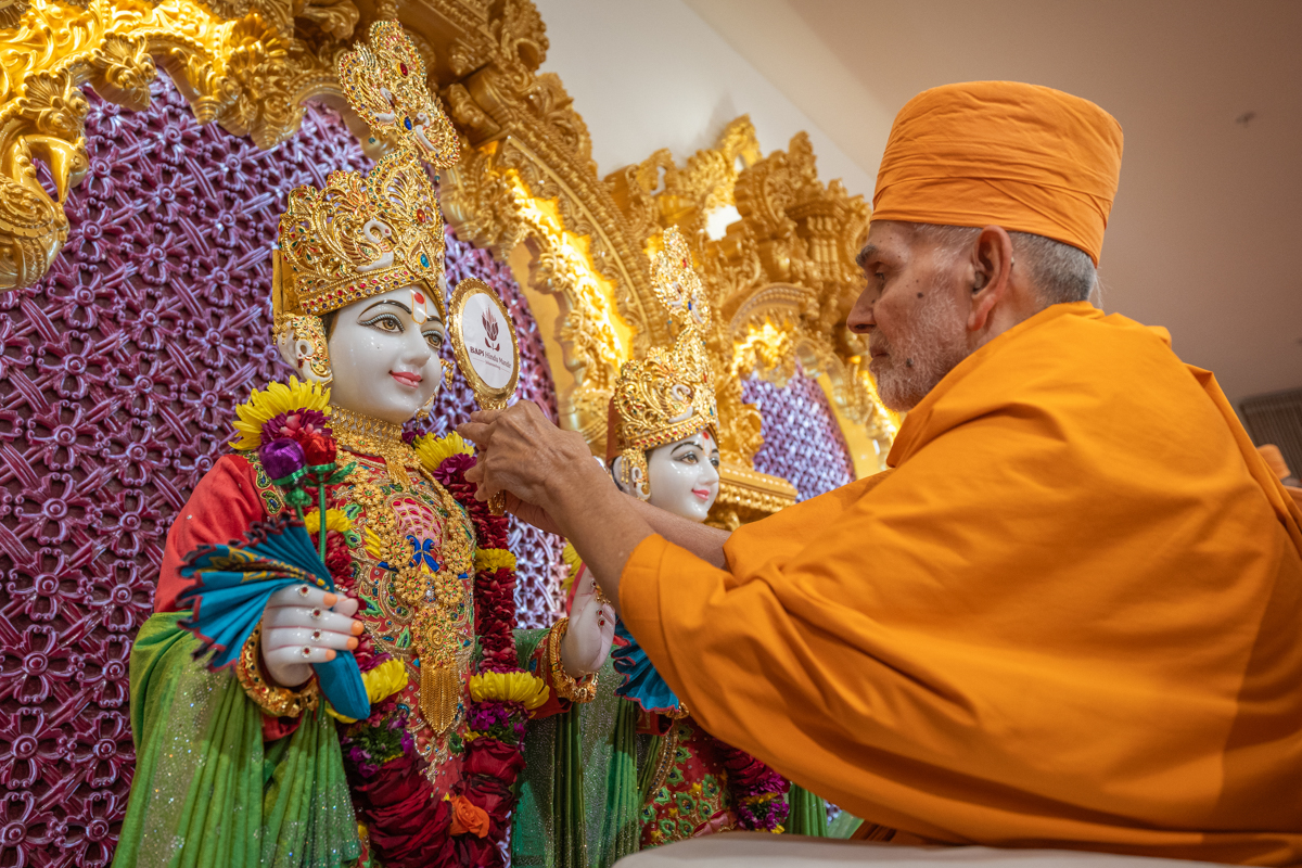 Swamishri performs the murti-pratishtha rituals