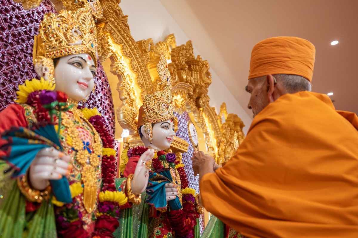 Swamishri performs the murti-pratishtha rituals