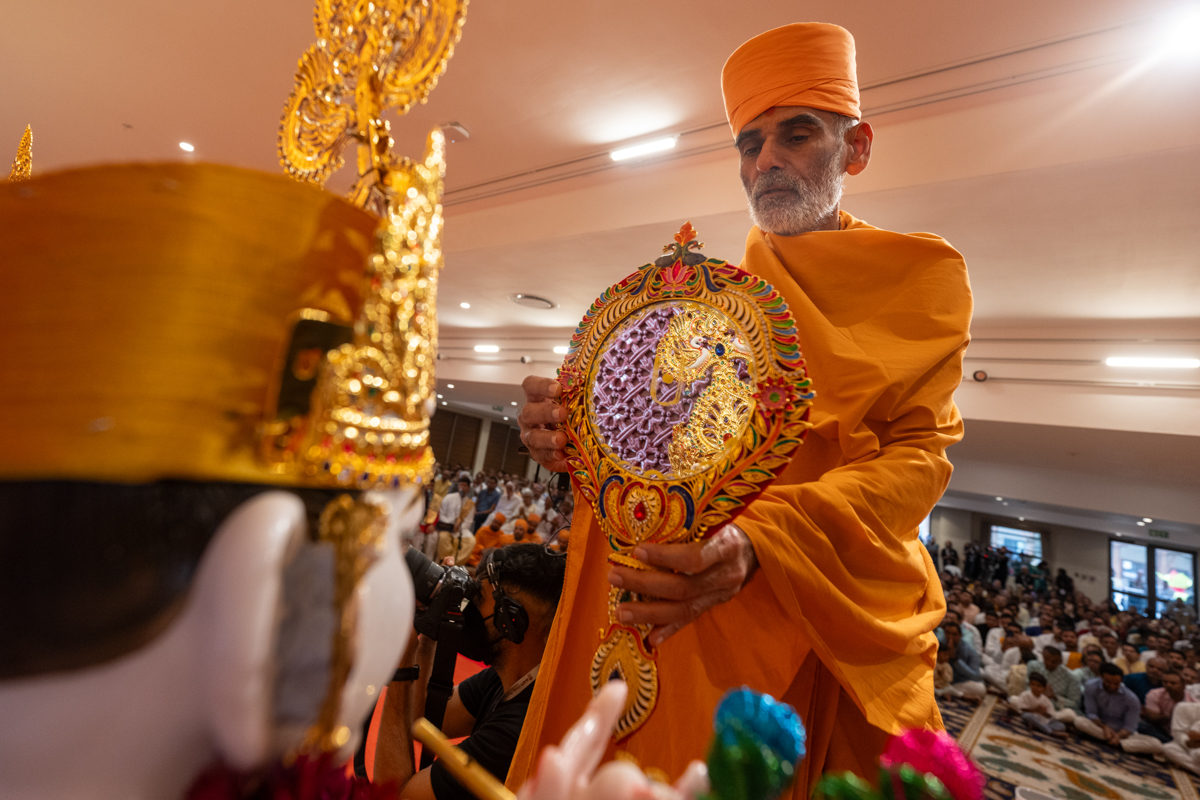 Anandswarup Swami performs the murti-pratishtha rituals