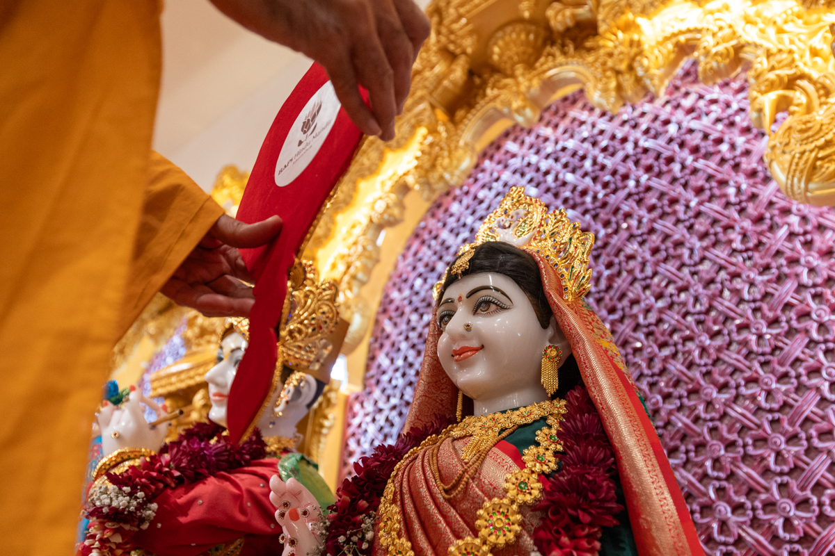 Anandswarup Swami performs the murti-pratishtha rituals