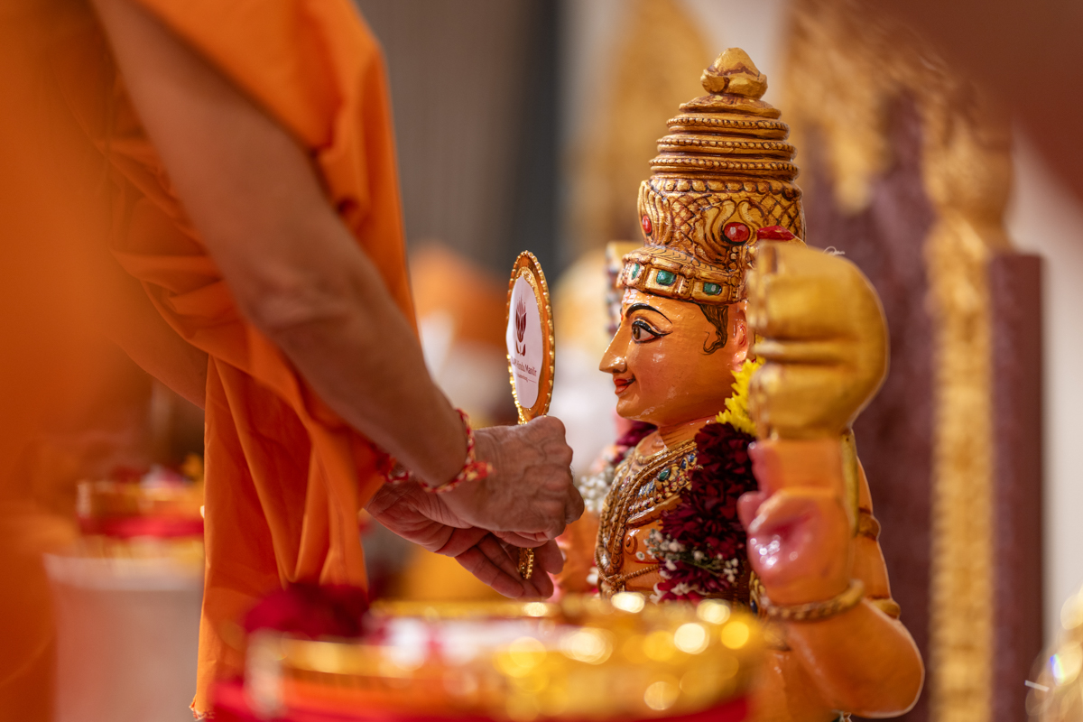 Pujya Tyagvallabh Swami performs the murti-pratishtha rituals