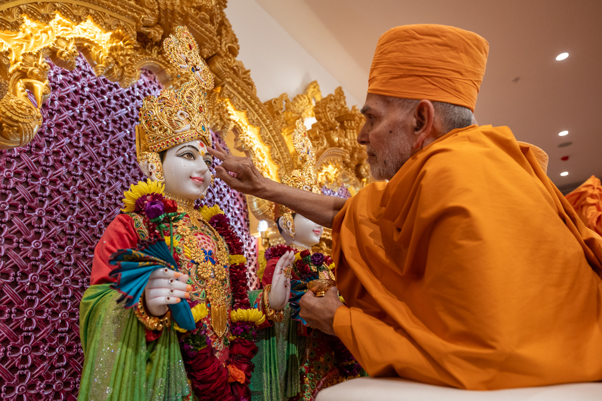 Swamishri performs the murti-pratishtha rituals