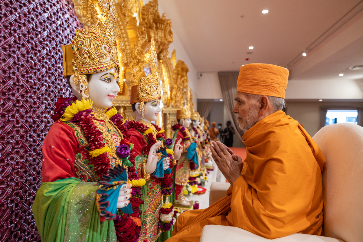 Swamishri performs the murti-pratishtha rituals