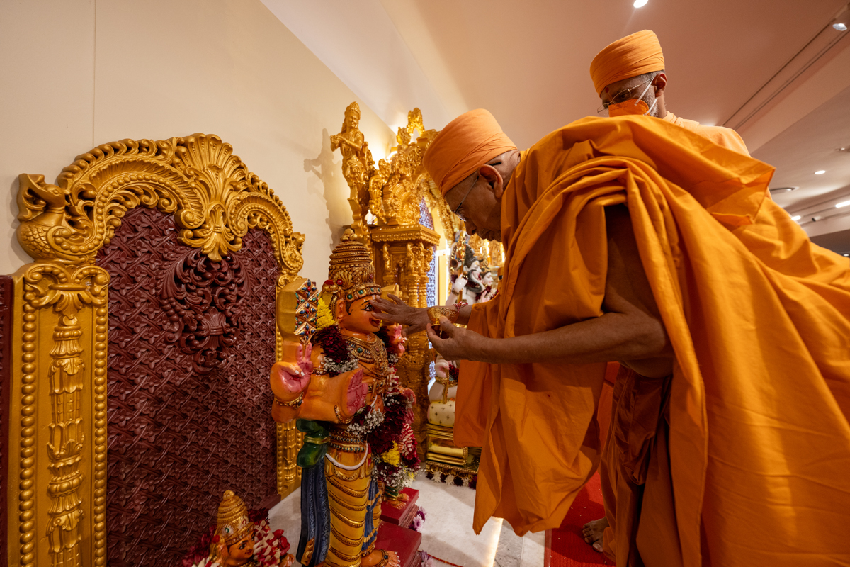 Pujya Tyagvallabh Swami performs the murti-pratishtha rituals