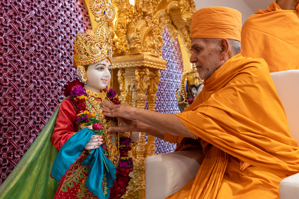 Swamishri performs the murti-pratishtha rituals