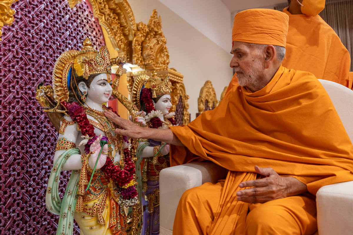 Swamishri performs the murti-pratishtha rituals