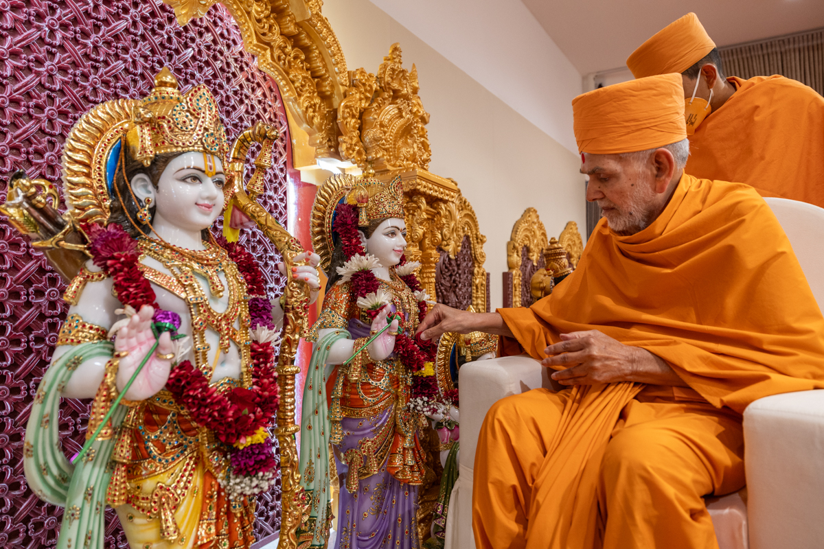 Swamishri performs the murti-pratishtha rituals