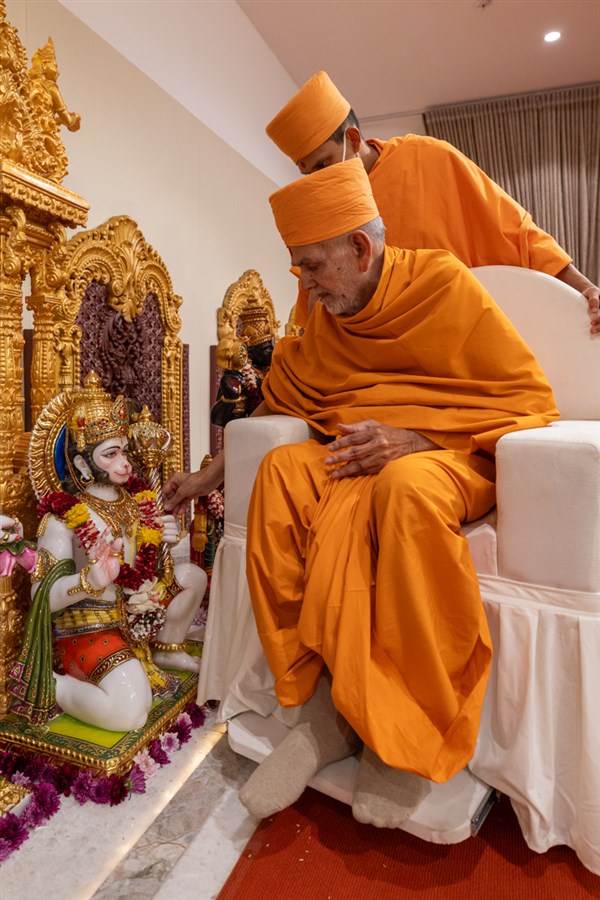 Swamishri performs the murti-pratishtha rituals