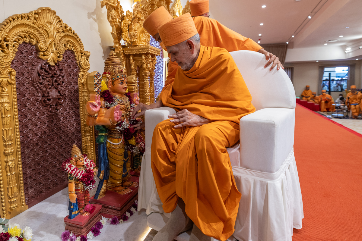 Swamishri performs the murti-pratishtha rituals