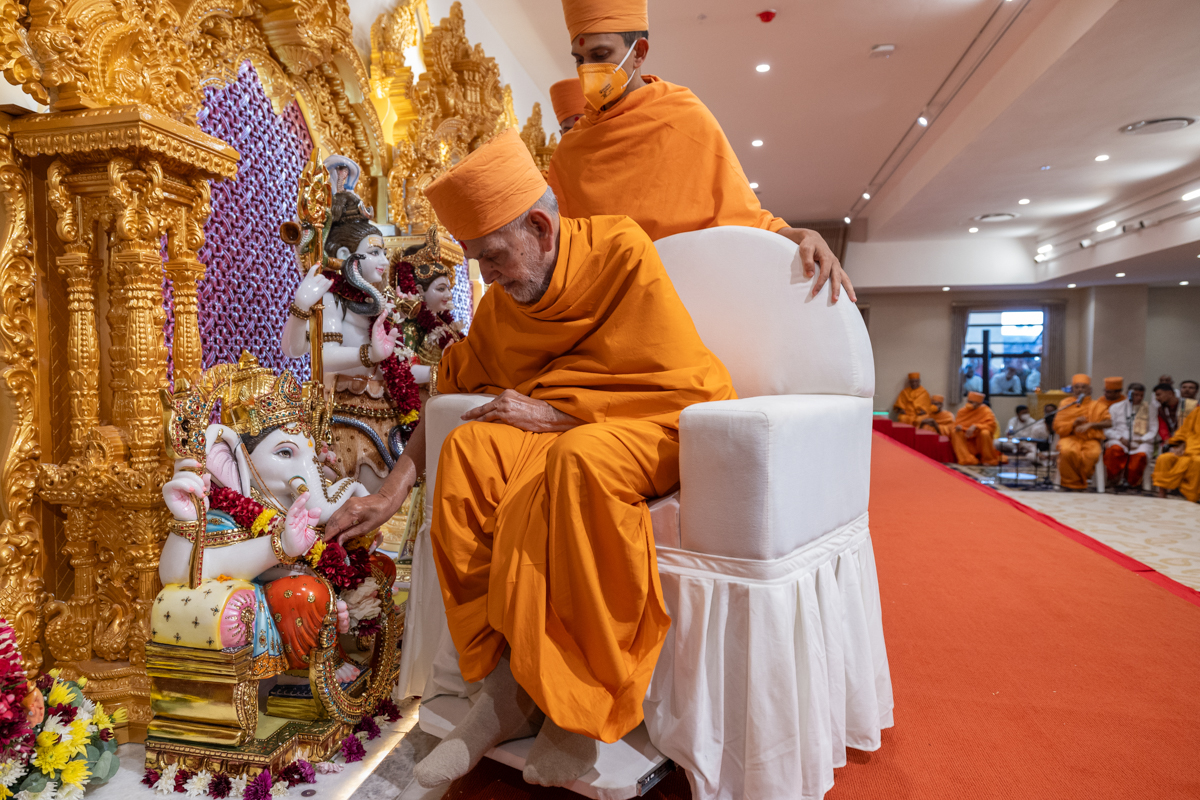 Swamishri performs the murti-pratishtha rituals