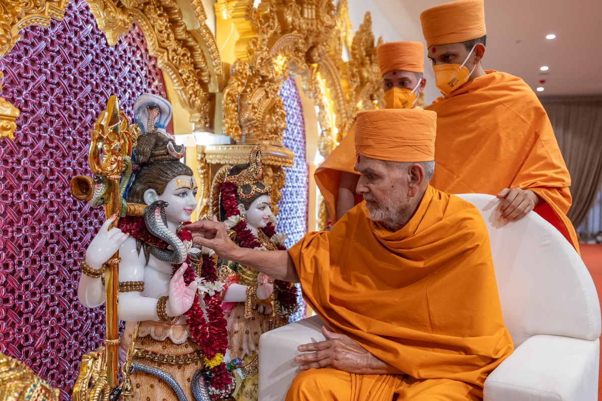 Swamishri performs the murti-pratishtha rituals