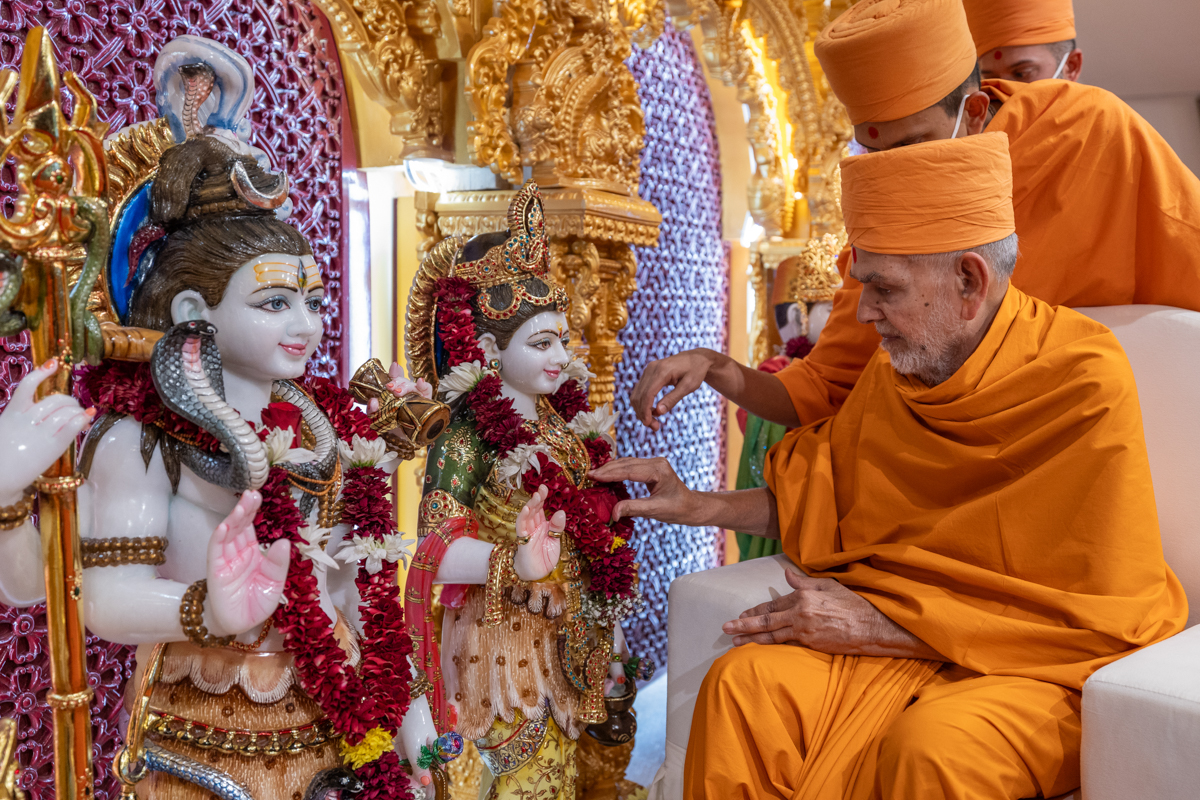 Swamishri performs the murti-pratishtha rituals