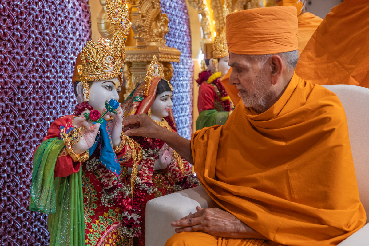 Swamishri performs the murti-pratishtha rituals